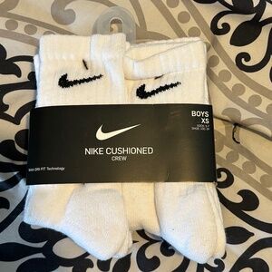 NWT Nike Boys XS White Crew Socks